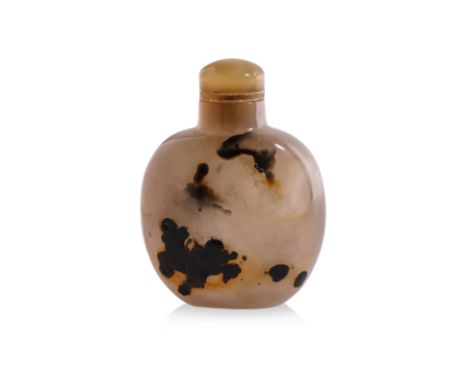 A PICTORIAL SILHOUETTE CHALCEDONY SNUFF BOTTLE
Compressed ovoid form decorated in mythical beast and bat flying overhead, car