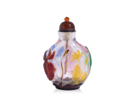 A MULTI-COLOURED OVERLAY AND CLEAR GLASS SNUFF BOTTLE
Circular form bottle decorated in relief carved koi fish and lotus, pur