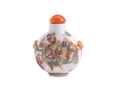 A FAMILLE ROSE EIGHTEEN LUOHAN PORCELAIN SNUFF BOTTLE
Flattened circular form bottle decorated in enamelled scenes of eightee