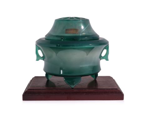 A GREEN BANDED AGATE CENSER AND COVER
Circular censer with two handles to sides, on three ruyi form feet, the domed cover wit