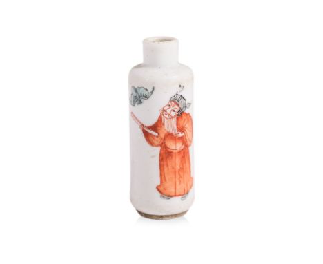 A FAMILLE ROSE PORCELAIN SNUFF BOTTLE
Cylindrical bottle decorated in standing scholar holding scroll with an auspicious bat 