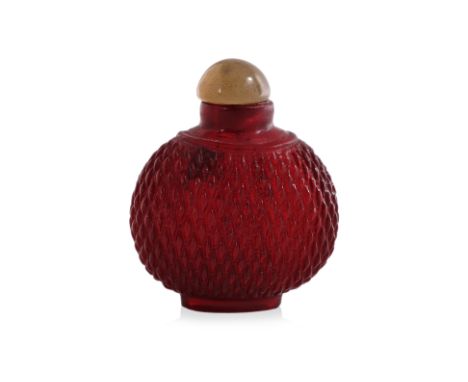 A RUBY RED GLASS BASKET WEAVE SNUFF BOTTLE
18th/19th Century, decorated with a continuous basket weave design, the shoulder w