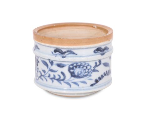 A SMALL BLUE AND WHITE JAR
Cylindrical jar with ribbed bands and narrow foot, decorated in floral sprays, unglazed interior a