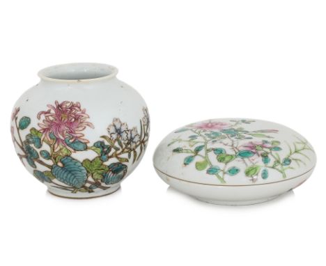 A FAMILLE ROSE CHRYSANTHEMUM VASE AND A PEONY BOX AND COVER
Small squat vase decorated in blooming chrysanthemum, four charac