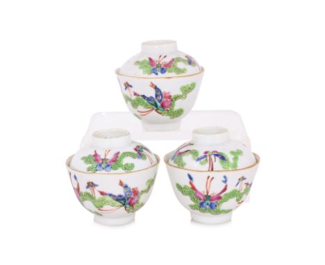 A SET OF THREE FAMILLE ROSE BOWLS AND COVERS
Late Qing dynasty, tea bowls with lobed rim and raised foot, decorated in butter