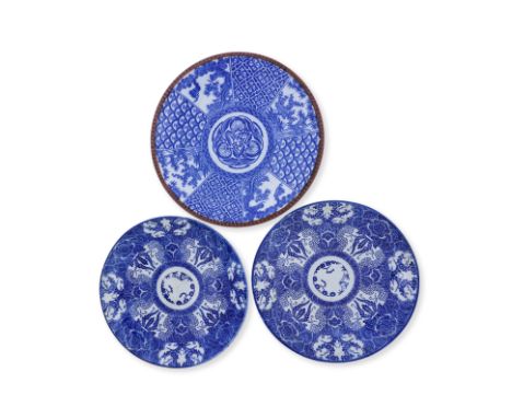 A GROUP OF THREE JAPANESE BLUE AND WHITE CHARGERS Late 19th century, one example with brown glaze rim decorated in central fo