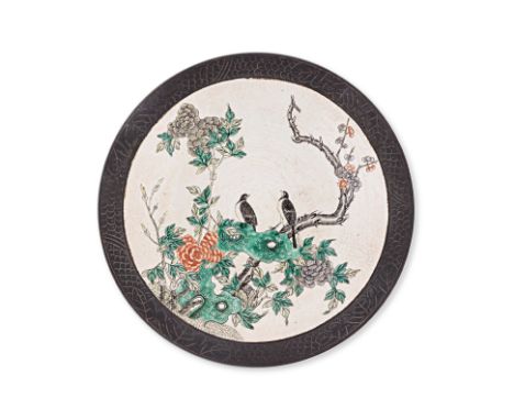 A LARGE NANKIN CRACKLE GLAZED FAMILLE VERTE 'MAGPIES AND FLOWERS' CHARGER
Late Qing, white glaze decorated in famille verte s