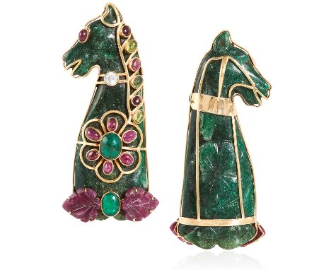 A CARVED EMERALD, RUBY AND PERIDOT PENDANT in yellow gold, the large emerald body carved to depict a horse's head, encased wi