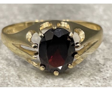 Gents 9ct gold Garnet ring. 2.22g size V