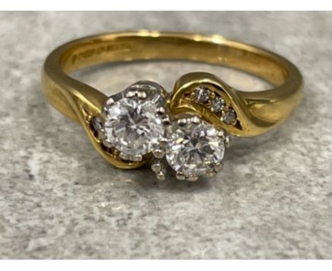 Ladies 18ct gold Diamond twist ring. Comprising of 2 round brilliant cut diamonds and 3 smaller diamonds on each shoulder
