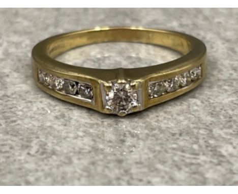 Ladies 9ct gold Diamond ring. Comprising of a Round Brilliant cut diamond set in centre with 4 round brilliant cut diamonds o