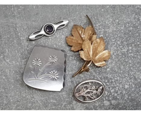 4 brooches including 2 silver art nouveau 6.6g gross, 1 keswick school of industrial art plus 1 gold plated leaf