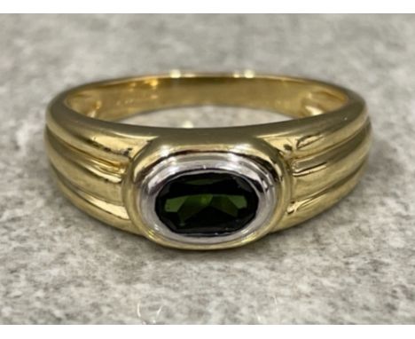 Ladies 9ct gold Green stone ring. 2.76g size M