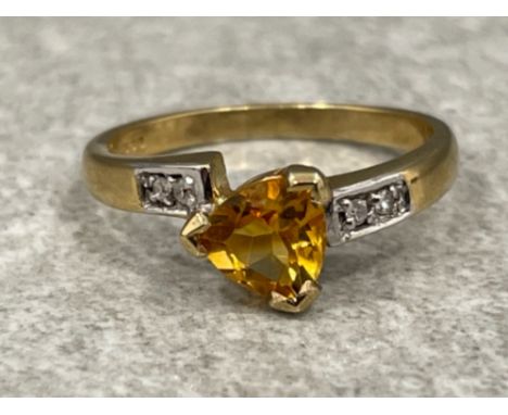 Ladies 9ct gold Citrine and Diamond ring. Comprising of a centre Citrine stone with 2 round brilliant cut diamonds on each sh