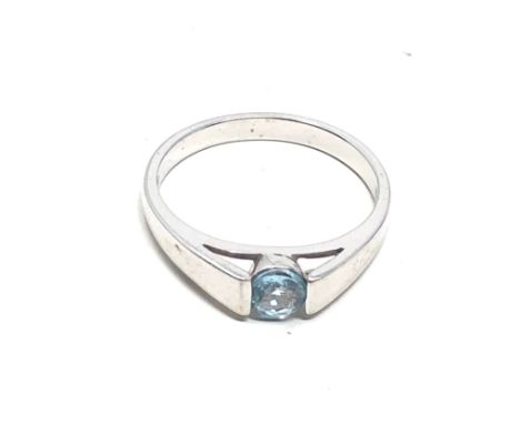 9ct white gold blue topaz ring (3.1g) 