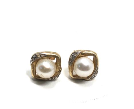 9ct gold pearl &amp; diamond stud earrings (2.1g) 