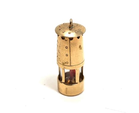 9ct gold vintage miner's lamp charm (2.2g) 