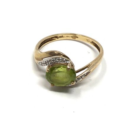 9ct gold peridot &amp; diamond ring (2.5g) 