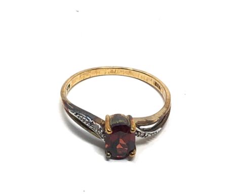 9ct gold garnet &amp; diamond  ring (1.8g) 