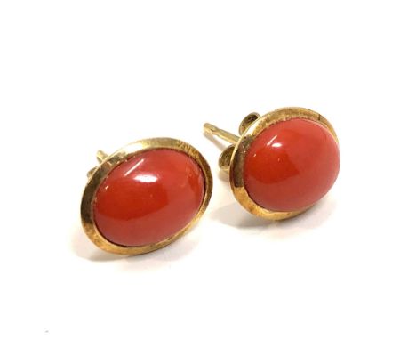 18ct gold vintage coral stud earrings (2.1g) 