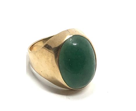 9ct gold vintage green quartzite  cocktail ring (9g) 