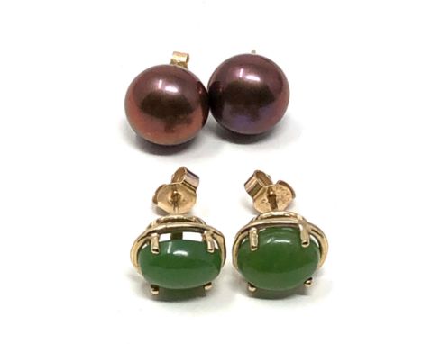 2 x 9ct gold  stud earrings inc. pearl &amp; nephrite (4.2g) 