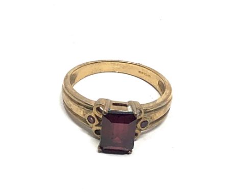 9ct gold garnet ring (3.4g) 