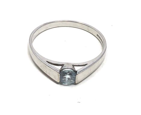 9ct white gold topaz  ring (2.8g) 