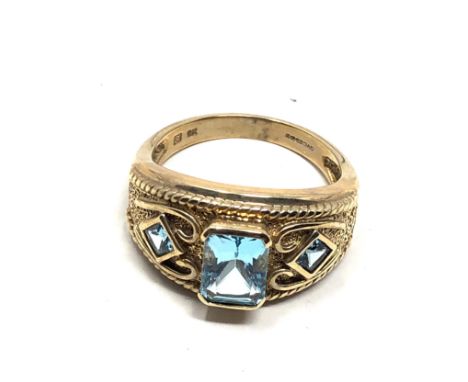 9ct gold blue topaz three stone  ring (6.4g) 