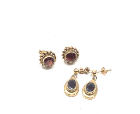 2 x 9ct gold vintage garnet earrings (3.6g) 