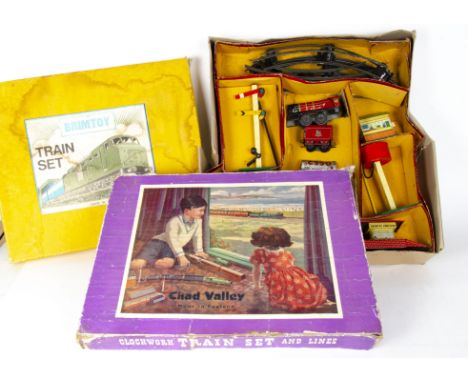 Boxed Brimtoy and Chad Valley 0 Gauge clockwork Train Sets, Brimtoy no 332 set with 0-4-0 loco no 5060 in red with tender, Es
