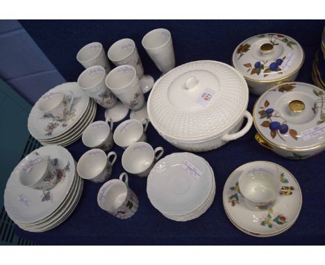 Quantity of china wares including two bowls by Royal Worcester with fruit pattern, together with a group of cups and saucers 