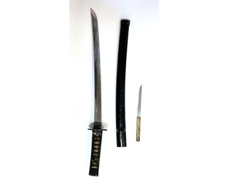 Wakizashi / Samurai - Kurzschwert, Edu-Zeit. Leicht gebogene Stahlklinge, Holz-Scheide mit Lack-Ummantelung. Durchbrochen gea