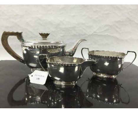 A silver three piece tea service, Stower & Wragg Ltd, Sheffield 1939, 1132.5g.