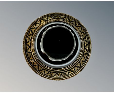 A 15ct gold black enamel memoriam brooch, diameter 30 mm.