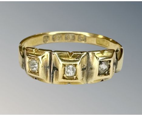 An antique 18ct gold three stone diamond ring, size M, 2.5g.