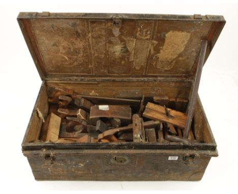 A tin trunk with 18 wood planes G 