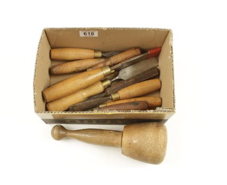 11 carving tools and a mallet G 