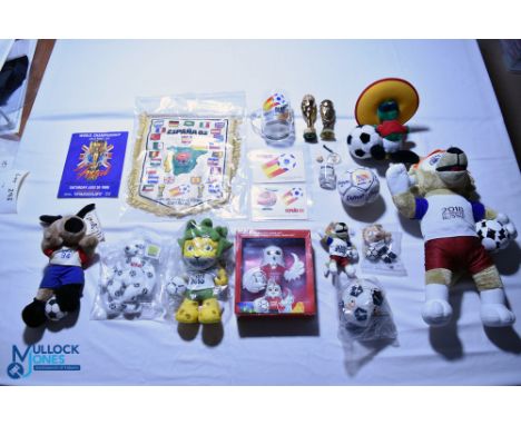 World Cup Finals memorabilia including 1966 programme (cover only), 1982 Pennant, two postcards, two glasses, enamel badge an