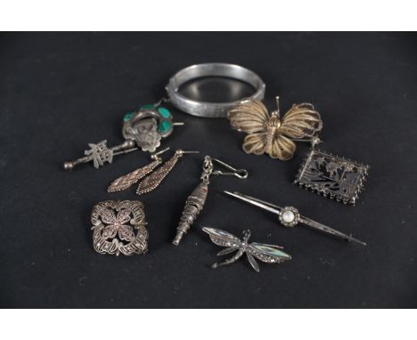 A quantity of silver and white metal jewellery including an engraved bangle and a malachite brooch