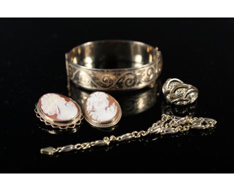 A mixed lot including two 9ct gold mounted cameo brooches, a 9ct gold abstract form ring, a 9ct gold metal core bangle plus a