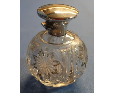 Birmingham 1913 silver hallmarked topped cut glass globe shaped scent bottle (height 9.5cm) 