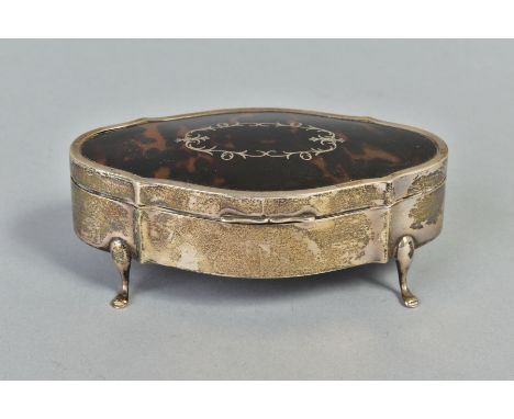 AN EARLY 20TH CENTURY SILVER AND TORTOISESHELL PIQUE WORK TRINKET BOX, of shaped oval form, foliate inlay to the hinged lid, 