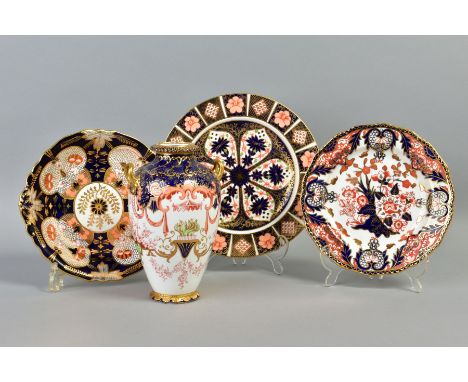 A ROYAL CROWN DERBY 1128 IMARI PATTERN TWIN HANDLED VASE, circa 1890, approximate height 23cm, light wear to the gilt decorat