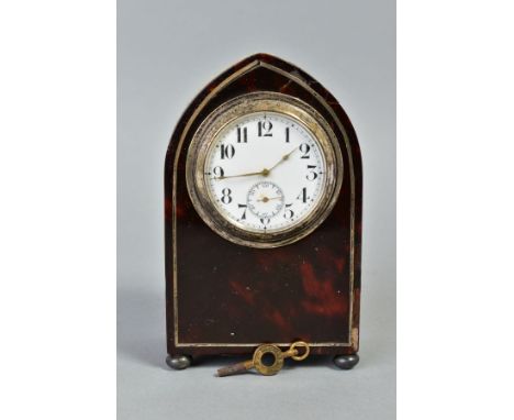 AN EDWARDIAN TORTOISESHELL AND SILVER MOUNTED DESK TIMEPIECE, of arched form, white enamel dial with subsidiary seconds dial,