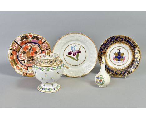 FIVE PIECES OF CHAMBERLAINS WORCESTER, comprising a circular sauce tureen and cover, shell handles (sd/restored), painted mar