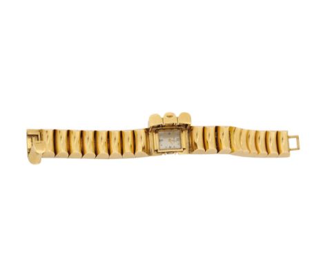 Zenith, 18K yellow gold wristwatch with a solid 18K yellow gold bracelet. Total weight, 80gr. Made in the 1940's. The watch d