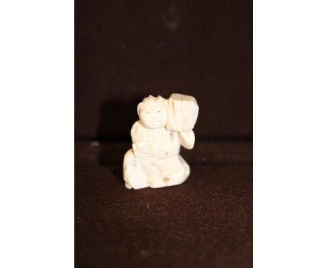 An antique hand carved ivory netsuke H4cm 
