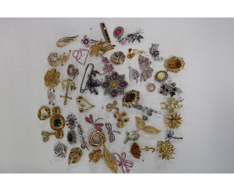 A selection of fifty assorted vintage brooches 