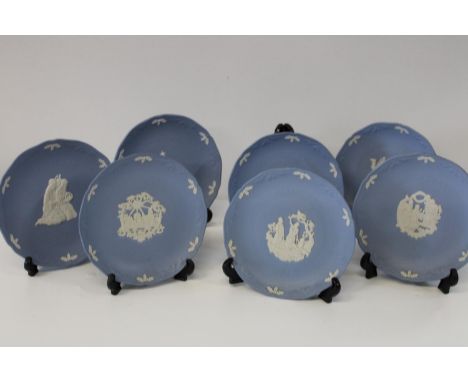 A selection of Wedgewood Jasperware Xmas plates (1991-1995) (2006,2007) boxed 